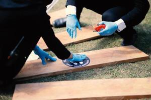 le mani di un uomo che indossa guanti blu che si prepara per un evento foto