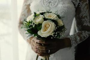 bouquet da sposa di fiori nelle mani delle spose foto