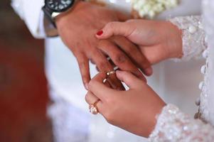 fedi nuziali simbolo amore famiglia. un paio di semplici fedi nuziali foto