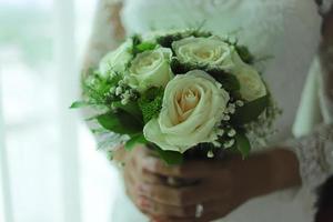 bouquet da sposa di fiori nelle mani delle spose foto