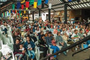 nova petropolis, brasile - 20 luglio 2019. persone dal pubblico che guardano lo spettacolo al 47th festival internazionale del folklore di nova petropolis. una graziosa cittadina rurale fondata da immigrati tedeschi. foto