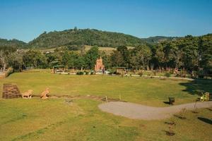 nova petropolis, brasile - 20 luglio 2019. sculture in pietra arenaria e percorso in un lussureggiante giardino al parco delle sculture pietre del silenzio vicino a nova petropolis. una graziosa cittadina rurale fondata da immigrati tedeschi. foto