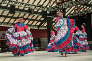 nova petropolis, brasile - 20 luglio 2019. ballerini folk colombiani che eseguono una danza tipica sul 47th festival internazionale del folklore di nova petropolis. una graziosa cittadina rurale fondata da immigrati tedeschi. foto