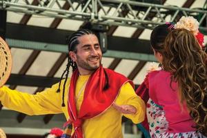 nova petropolis, brasile - 20 luglio 2019. coppia di ballerini folk colombiani che fanno una danza tipica il 47th festival internazionale del folklore di nova petropolis. una città rurale fondata da immigrati tedeschi. foto