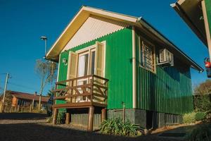 cambara do sul - brasile, 18 luglio 2019. affascinante piccolo chalet in legno alla luce dell'alba con balcone a cambara do sul. foto