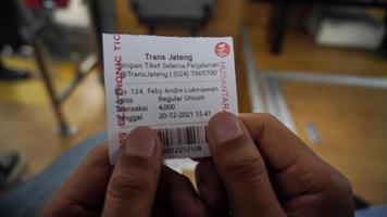 semarang, java centrale, indonesia, 2021 - prova del biglietto per prendere il trasporto pubblico, sistema di trasporto rapido degli autobus
