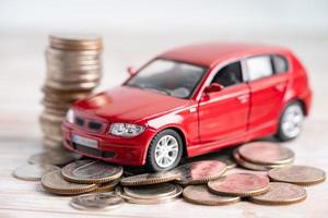 auto sulla pila di monete. prestito auto, finanza, risparmio di denaro, assicurazioni e concetti di tempo di leasing.