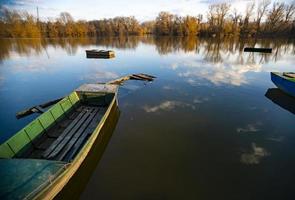 piccole barche sul lago calmo foto