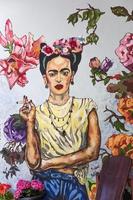 tbilisi, georgia, 2019 - ritratto di frida kahlo sul muro del check point hotel a tbilisi, georgia. il ritratto del famoso artista messicano è stato realizzato da tako tsulaia nel 2016. foto