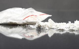 droghe sintetiche di cristallo bianco, anfetamina di cocaina in polvere bianca foto