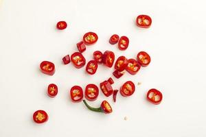 peperoncino rosso isolato su uno sfondo bianco foto