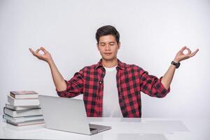 un uomo usa un laptop in ufficio e fa un segno con la mano ok. foto