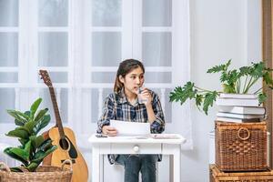 le donne lavorano al tavolo e analizzano i documenti. foto