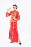 la donna indossa il cheongsam ottiene la carta di credito dal padre da utilizzare nel capodanno cinese