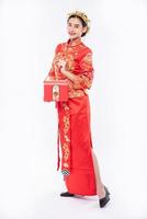 la borsa rossa è molto bella per la donna fortunata che riceve un premio dalla compagnia nel capodanno cinese foto