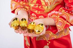 la donna indossa un abito cheongsam regala oro alla sua famiglia per fortuna nel capodanno cinese