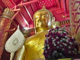 wat phanan choeng temple questa statua di buddha molto rispettata si chiama luang pho thothai luang pho toby thai persone e sam pao kong cinese sam pao kongbychina. foto