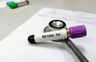 provetta per campioni di sangue per il test dei folati dei globuli rossi. per misurare la quantità di folato nel sangue. acido folico. la concentrazione di folati nei globuli rossi è considerata l'indicatore più affidabile dello stato dei folati. foto