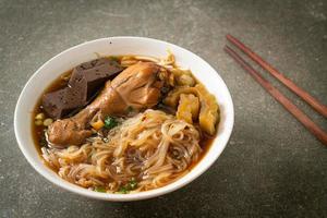 ciotola di zuppa di noodle di pollo in umido foto