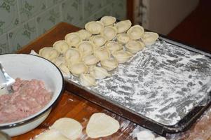 la donna scolpisce gli gnocchi a casa foto