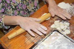 la donna scolpisce gli gnocchi a casa foto