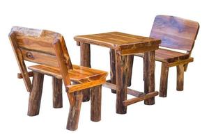 sedie in legno e set da tavola. foto