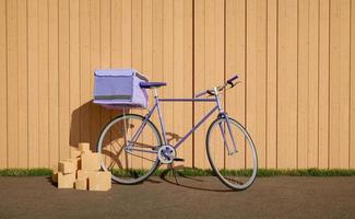 bici da consegna parcheggiata in strada con pacchi per la consegna foto
