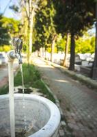 acqua del rubinetto in luogo pubblico foto