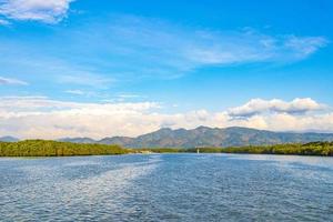 paradiso delle mangrovie tropicali paesaggio porto industriale bang rin ranong thailandia. foto