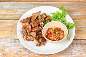interiora intestino parte di maiale asiatico cibo tailandese - frattaglie di maiale arrosto con salsa di peperoncino piccante foto