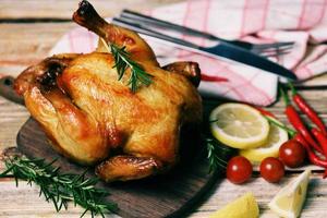 pollo al forno barbecue alla griglia cibo delizioso sul tavolo da pranzo in vacanza festeggiare - intero pollo arrosto rosmarino e peperoncino limone foto