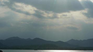 gli splendidi paesaggi lacustri nella città cinese di Hangzhou in primavera con il tranquillo lago e le fresche montagne verdi foto