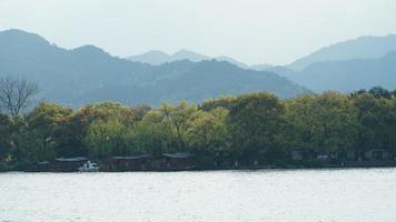 gli splendidi paesaggi lacustri nella città cinese di Hangzhou in primavera con il tranquillo lago e le fresche montagne verdi foto