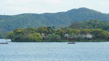 gli splendidi paesaggi lacustri nella città cinese di Hangzhou in primavera con il tranquillo lago e le fresche montagne verdi foto