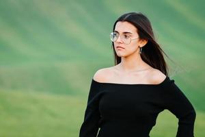 ragazza elegante che cammina al prato verde foto