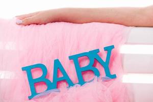 primo piano del bambino etichetta blu per neonato, in rosa. lettere blu foto