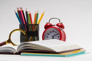 colorata collezione di materiale scolastico impostato su sfondo bianco. di nuovo a scuola. grandi idee foto