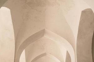 archi bianchi e archi del corridoio nella moschea kalyan. antichi edifici dell'Asia medievale. bukhara, uzbekistan foto