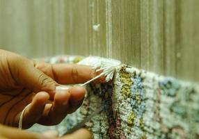 tessitura e produzione di tappeti fatti a mano primo piano foto