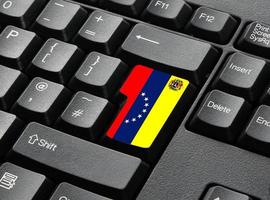 una tastiera nera con tasti nei colori della bandiera per il venezuela foto