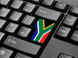 una tastiera nera con tasti nei colori della bandiera per il sudafrica foto