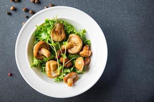 insalata mista di funghi sott'aceto cibo vegano o vegetariano foto