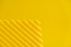 blocchi di plastica gialla a forma di piramide su sfondo giallo foto
