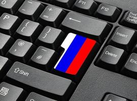 una tastiera nera con tasti nei colori della bandiera per la russia foto