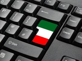 una tastiera nera con tasti nei colori della bandiera per l'italia foto
