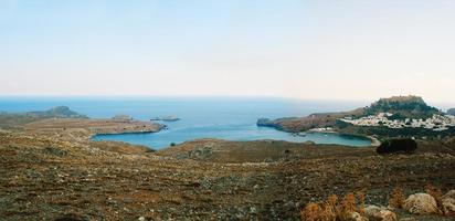 vista panoramica della baia della città bianca di Lindos, isola di Rodi, durante il tramonto foto