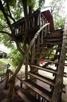 una vecchia e fatiscente casa sull'albero che è stata abbandonata. foto