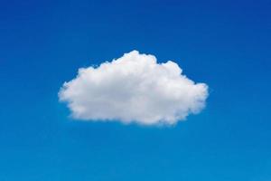 bella minima natura singola nuvola bianca su sfondo blu cielo.foto per la natura cloudscape e il concetto di tecnologia di cloud computing. foto