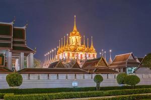 Wat ratchanatdaram un bellissimo tempio al crepuscolo, il tempio è meglio conosciuto per il famoso punto di riferimento di loha prasat per i turisti a bangkok, Thailandia foto