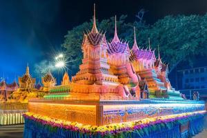 parata del festival del castello di cera uno dei più grandi eventi nell'ok phansa day o la fine della quaresima buddista nella provincia di sakon nakhon in thailandia foto